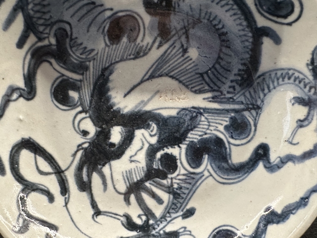 古玩陶瓷過(guò)墻龍紋青花盤(pán)拍賣(mài)，當(dāng)前價(jià)格1200元
