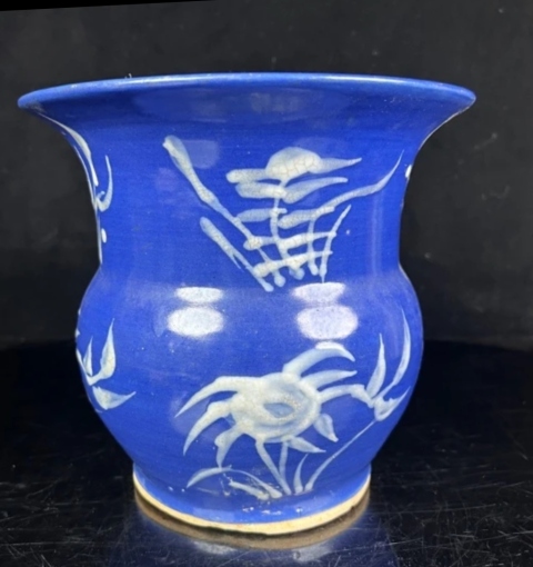 古玩陶瓷晚清藍釉堆白花卉渣斗拍賣,當前價格1300元