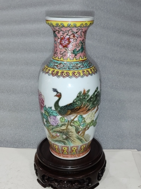 古玩陶瓷粉彩孔雀牡丹花紋瓶拍賣(mài),當(dāng)前價(jià)格1288元