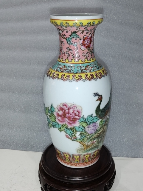 古玩陶瓷粉彩孔雀牡丹花紋瓶拍賣(mài),當(dāng)前價(jià)格1288元