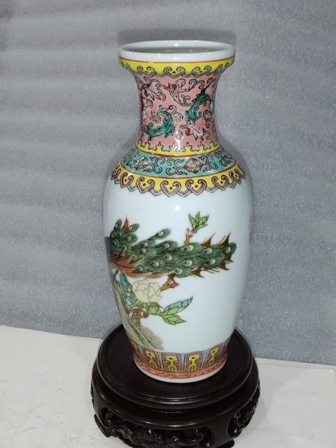 古玩陶瓷粉彩孔雀牡丹花紋瓶拍賣(mài),當(dāng)前價(jià)格1288元