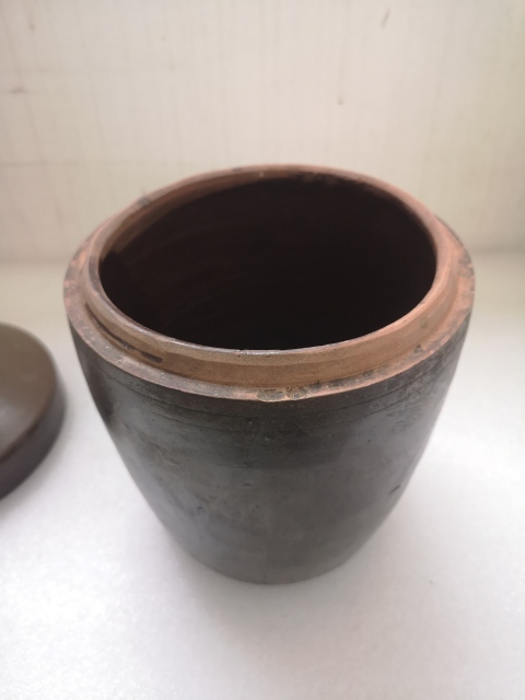 古玩陶瓷褐釉蓋罐拍賣，當(dāng)前價(jià)格680元