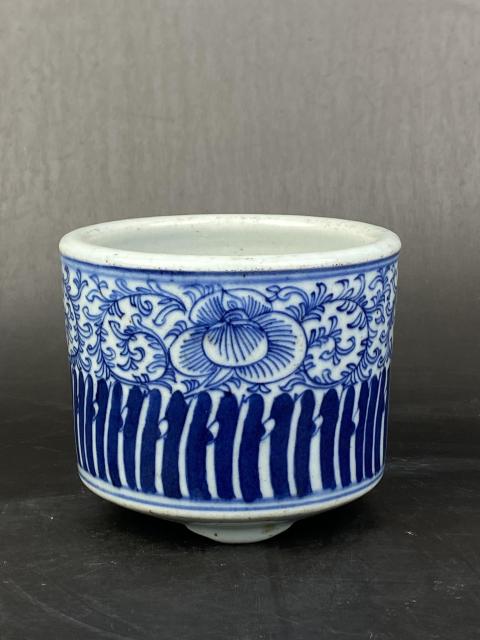 古玩陶瓷青花花卉紋青花三足筒式香爐拍賣，當前價格5888元
