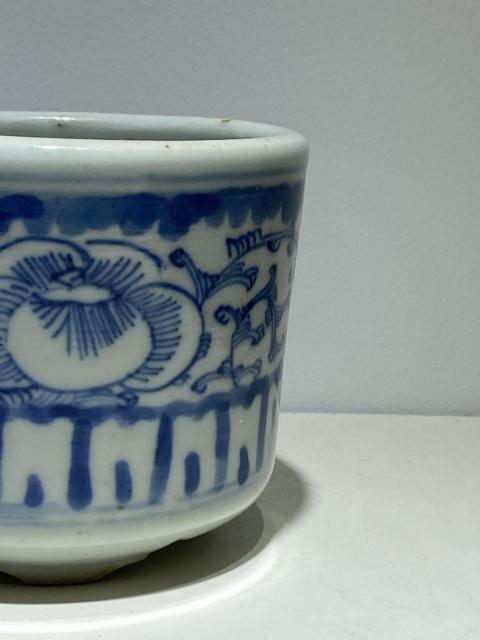 古玩陶瓷青花纏枝花卉三足筒式爐拍賣，當前價格1888元
