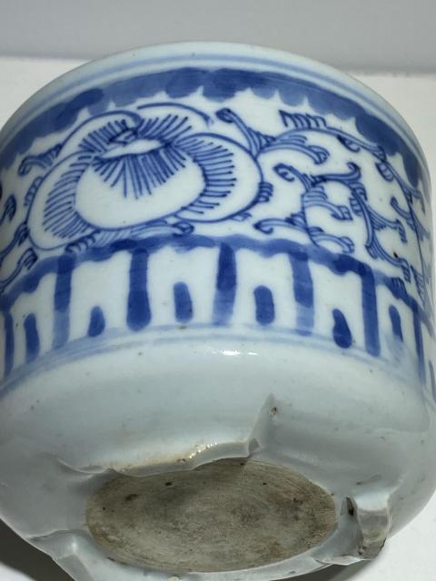 古玩陶瓷青花纏枝花卉三足筒式爐拍賣，當前價格1888元