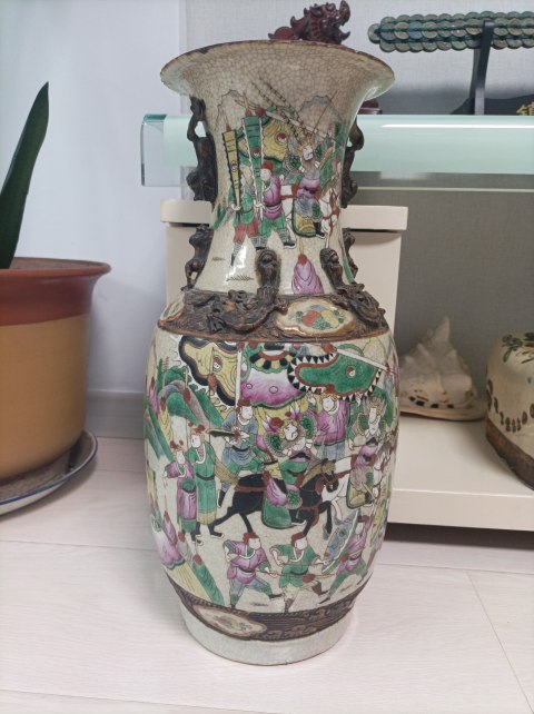 古玩陶瓷清代咸豐哥釉粉彩刀馬人物圖獅耳花口瓶拍賣,當前價格5800元