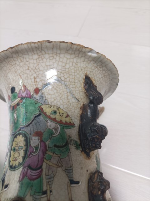 古玩陶瓷清代咸豐哥釉粉彩刀馬人物圖獅耳花口瓶拍賣,當前價格5800元