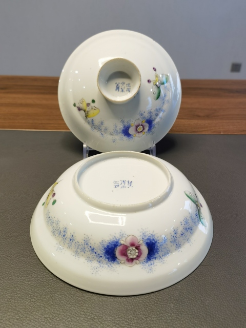 古玩陶瓷江西瓷業(yè)公司官窯款粉彩花蝶紋蓋碗拍賣(mài),當(dāng)前價(jià)格5800元