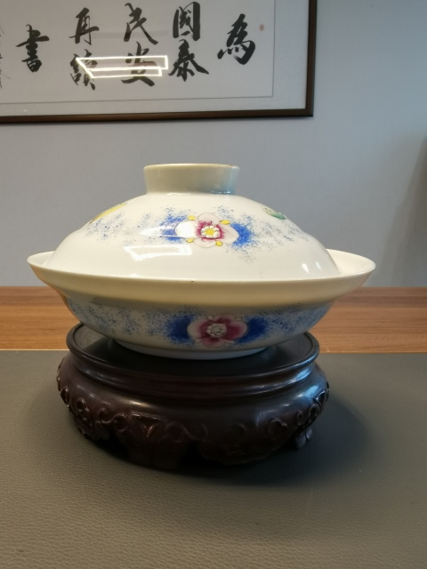 古玩陶瓷江西瓷業(yè)公司官窯款粉彩花蝶紋蓋碗拍賣(mài),當(dāng)前價(jià)格5800元