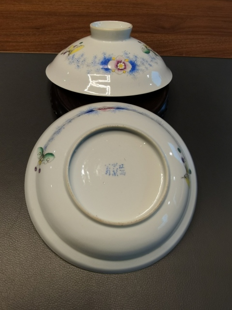 古玩陶瓷江西瓷業(yè)公司官窯款粉彩花蝶紋蓋碗拍賣(mài),當(dāng)前價(jià)格5800元