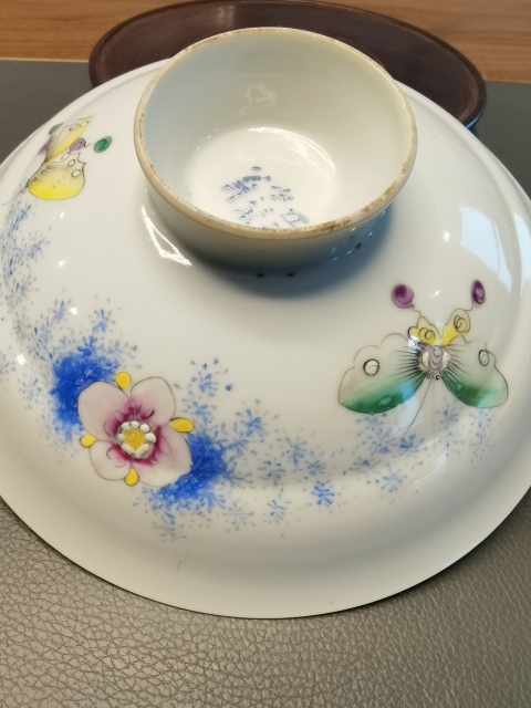 古玩陶瓷江西瓷業(yè)公司官窯款粉彩花蝶紋蓋碗拍賣(mài),當(dāng)前價(jià)格5800元