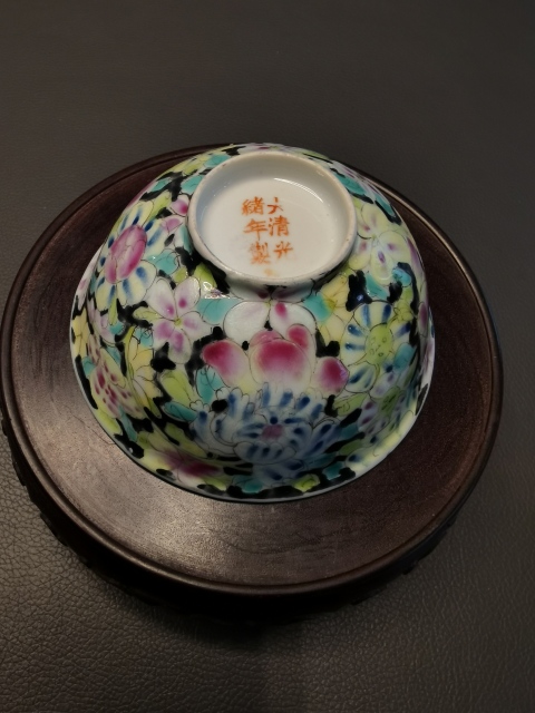 古玩陶瓷大清光緒年製官窯款墨地粉彩百花不落地紋茶碗拍賣,當前價格880元