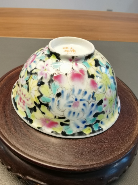 古玩陶瓷大清光緒年製官窯款墨地粉彩百花不落地紋茶碗拍賣,當前價格880元