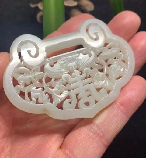 古玩玉器清代和田白玉鎖牌拍賣，當(dāng)前價格15000元