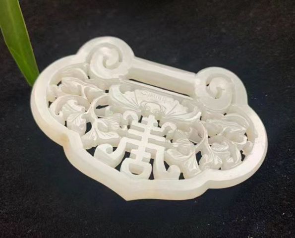 古玩玉器清代和田白玉鎖牌拍賣，當(dāng)前價格15000元