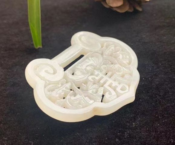 古玩玉器清代和田白玉鎖牌拍賣，當(dāng)前價格15000元