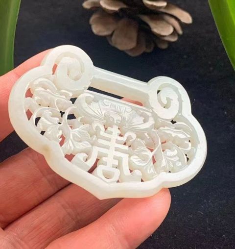 古玩玉器清代和田白玉鎖牌拍賣，當(dāng)前價格15000元