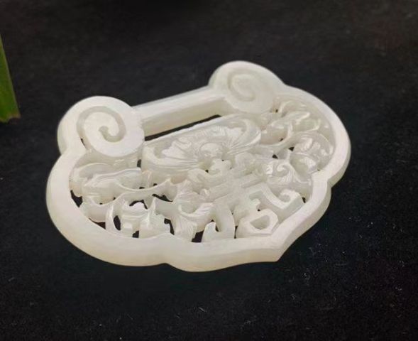 古玩玉器清代和田白玉鎖牌拍賣，當(dāng)前價格15000元