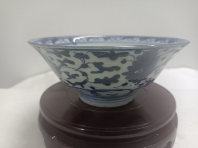 古玩陶瓷清中期青花纏枝花卉碗拍賣，當前價格800元