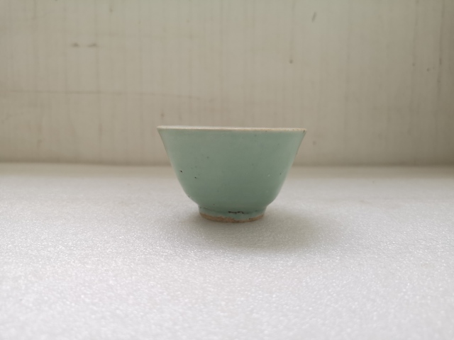 古玩陶瓷清中期豆青釉杯拍賣，當前價格550元