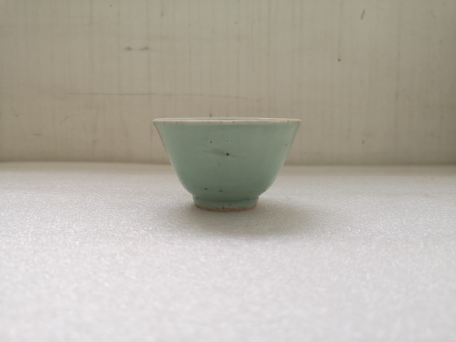 古玩陶瓷清中期豆青釉杯拍賣，當前價格550元