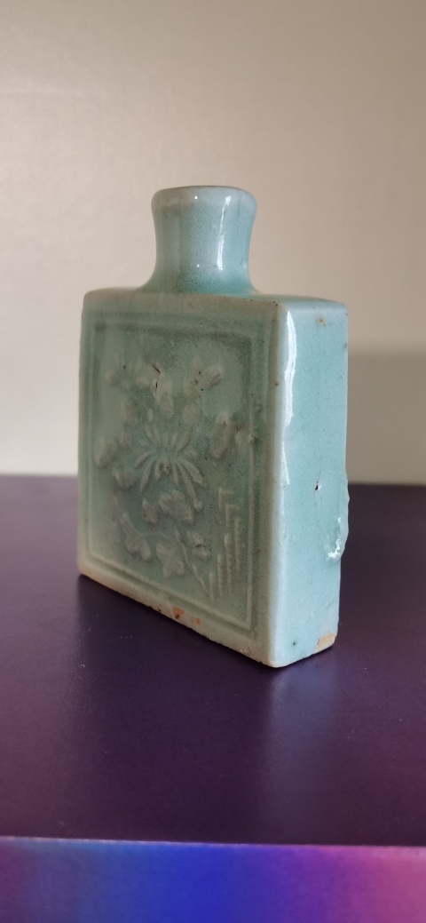 古玩陶瓷冬青釉印花鼻煙壺拍賣,當前價格2200元