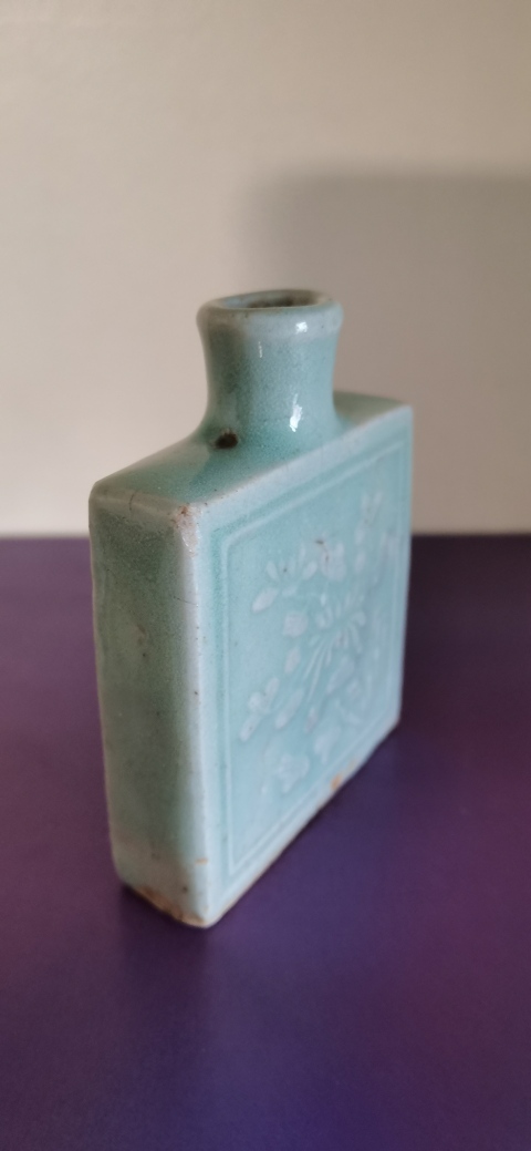古玩陶瓷冬青釉印花鼻煙壺拍賣,當前價格2200元