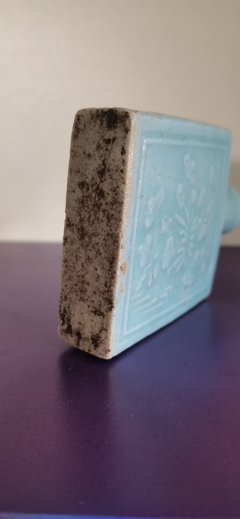 古玩陶瓷冬青釉印花鼻煙壺拍賣,當前價格2200元