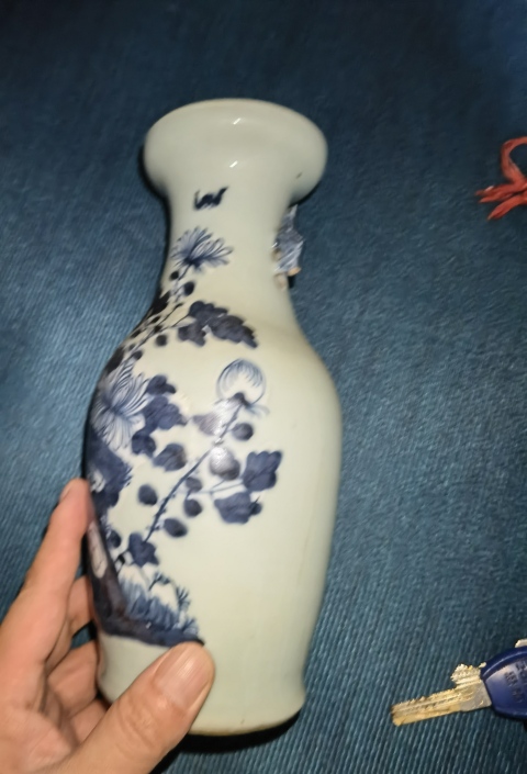 古玩陶瓷花卉紋豆青釉青花瓶拍賣,當(dāng)前價(jià)格600元