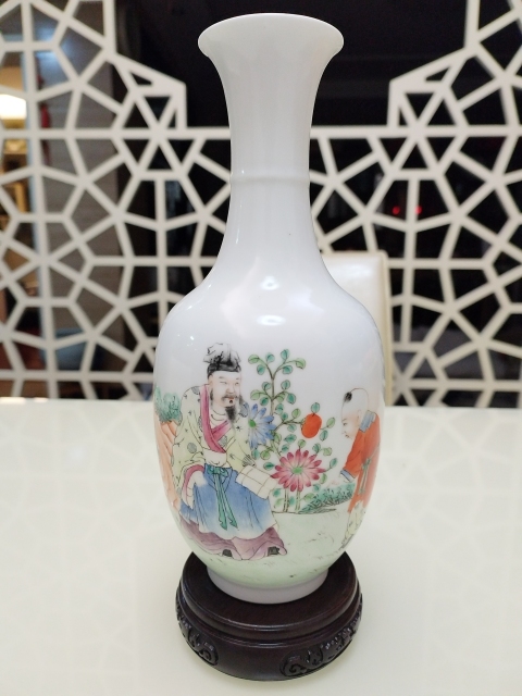 古玩陶瓷粉彩愛菊圖撇口瓶拍賣,當前價格8800元