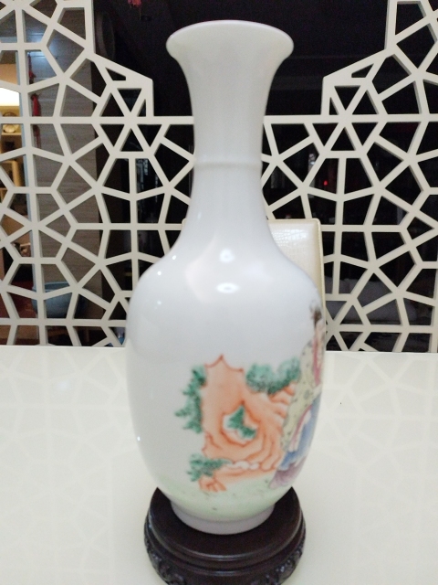 古玩陶瓷粉彩愛菊圖撇口瓶拍賣,當前價格8800元