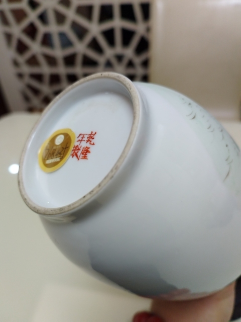 古玩陶瓷粉彩愛菊圖撇口瓶拍賣,當前價格8800元