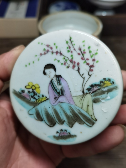 古玩陶瓷粉彩桃花美女圖節盒拍賣，當前價格688元