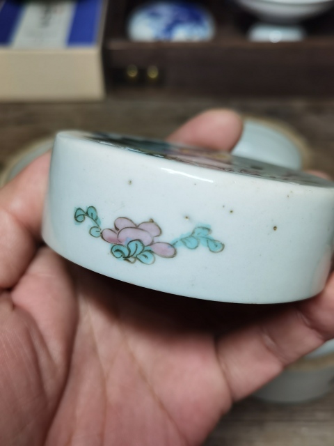古玩陶瓷粉彩桃花美女圖節盒拍賣，當前價格688元