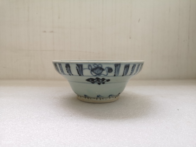 古玩陶瓷青花花卉紋折腰碗拍賣(mài),當(dāng)前價(jià)格780元