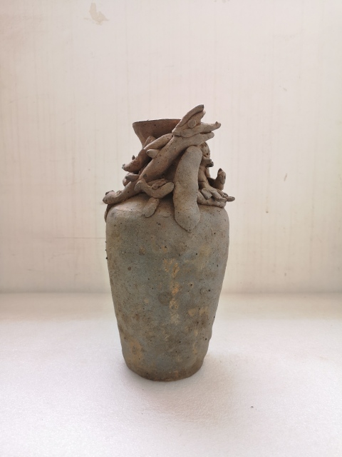 古玩陶瓷素胎貼塑龍紋人物撇口瓶拍賣,當前價格450元