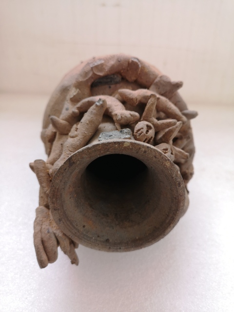 古玩陶瓷素胎貼塑龍紋人物撇口瓶拍賣,當前價格450元