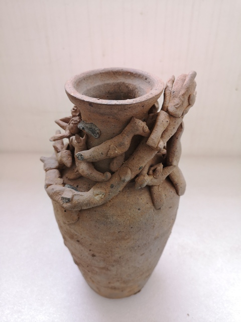 古玩陶瓷素胎貼塑龍紋人物撇口瓶拍賣,當前價格450元