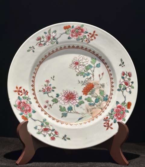 中国古美術品　清の乾隆時代　粉彩花卉洞石中皿　本物保証　23cm 域鉴古玩】清乾隆·粉彩牡丹洞石花卉纹折沿盘138 域鉴鉴定永久保