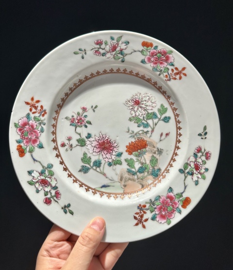 中国古美術品　清の乾隆時代　粉彩花卉洞石中皿　本物保証　23cm 中国古美術品 清の乾隆時代 粉彩草花中皿 本物保証 23cm