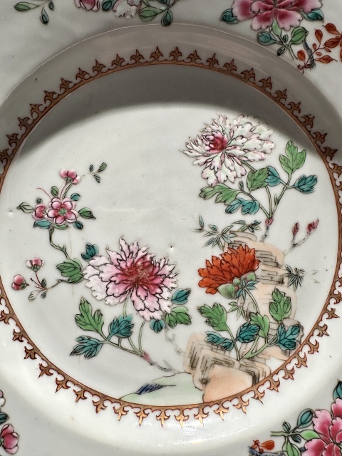 中国古美術品　清の乾隆時代　粉彩花卉洞石中皿　本物保証　23cm 域鉴古玩】清乾隆·粉彩牡丹洞石花卉纹折沿盘138 域鉴鉴定永久保