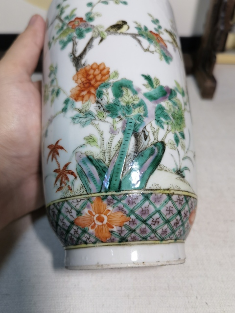 中国大清乾隆年製款洋彩軋道花鳥棒槌瓶サイズ高さ約42cm径19cm A magnificent pair of yangcai 'butterfly' vases, Seal marks