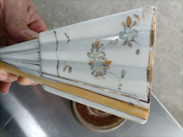 古玩陶瓷粉彩花卉紋扇形壁瓶拍賣，當前價格500元