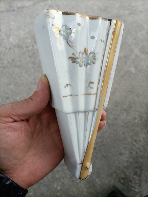 古玩陶瓷粉彩花卉紋扇形壁瓶拍賣，當前價格500元