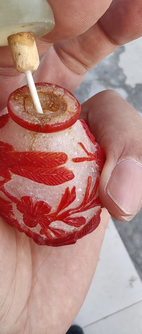 古玩陶瓷料器套紅雕刻鼻煙壺拍賣，當(dāng)前價格388元
