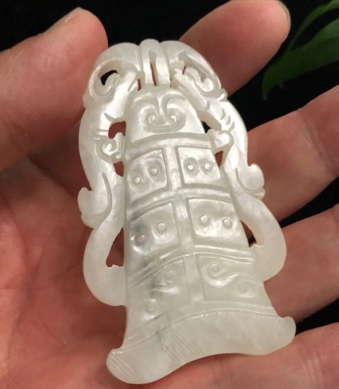 古玩玉器清早期和田玉雕“雙龍鐘形佩”拍賣，當前價格12000元
