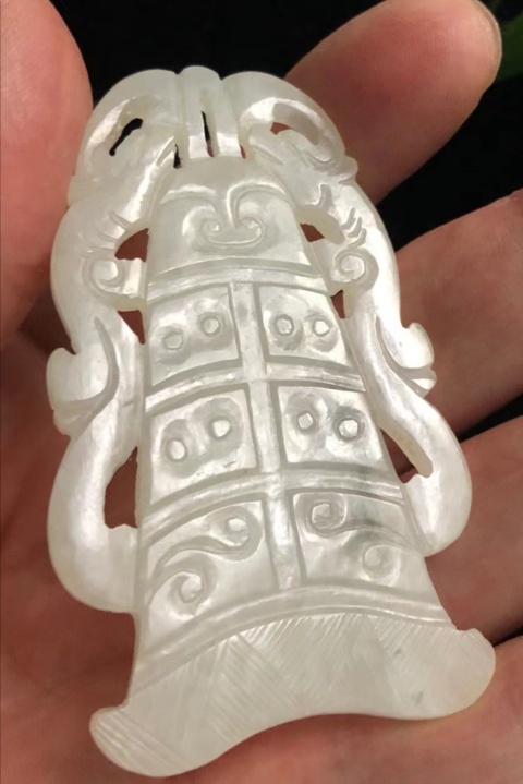 古玩玉器清早期和田玉雕“雙龍鐘形佩”拍賣，當前價格12000元