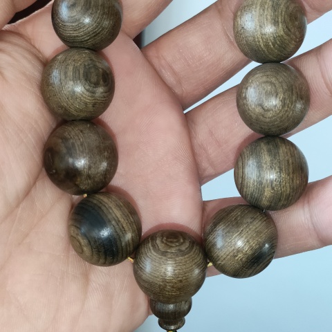 古玩雜項老料金絲楠木,陰沉木108粒珠子拍賣,當前價格2600元