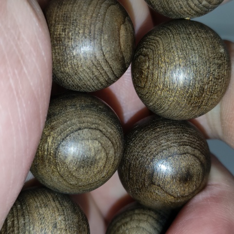 古玩雜項老料金絲楠木,陰沉木108粒珠子拍賣,當前價格2600元