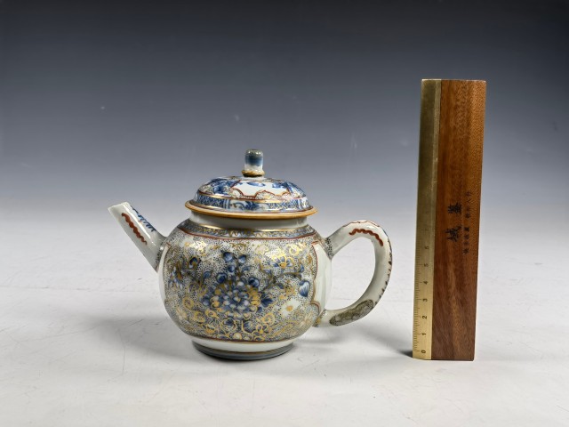古玩陶瓷康雍·青花礬紅描金松樹(shù)花卉紋壺真品鑒賞圖